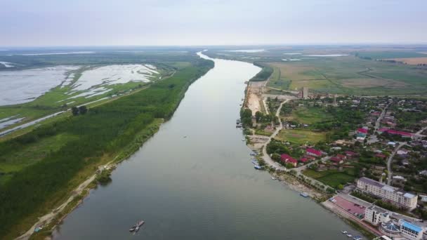 海に流れ込む前に小さな村とドナウ川の航空写真 — ストック動画