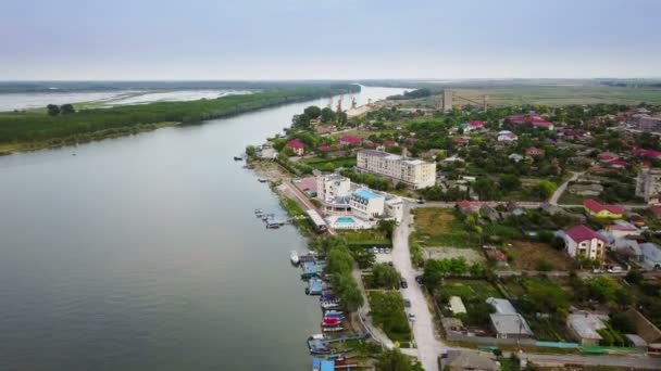 Luftaufnahme eines kleinen Dorfes und der Donau, bevor sie ins Meer mündet — Stockvideo