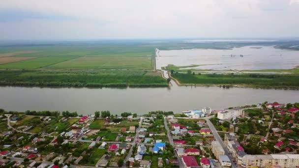 Vista aérea de un pequeño pueblo y el Danubio antes de entrar en el mar — Vídeo de stock