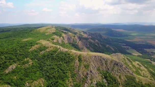 Wild Balkan beboste bergen, luchtfoto — Stockvideo