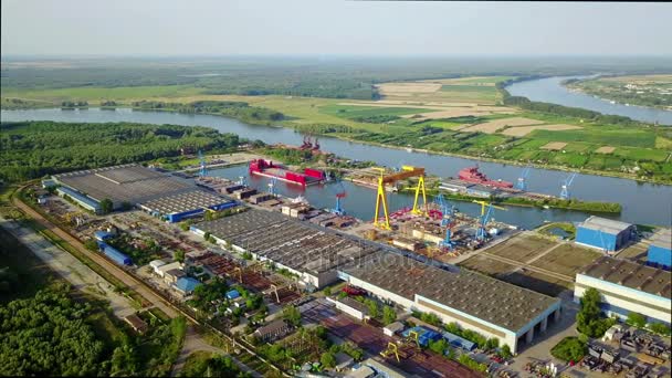 A Duna, a légi felvétel a hajógyár — Stock videók