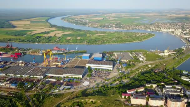 Luchtfoto van Tulcea Stad, werf en de Donau stroomt naar de zee — Stockvideo