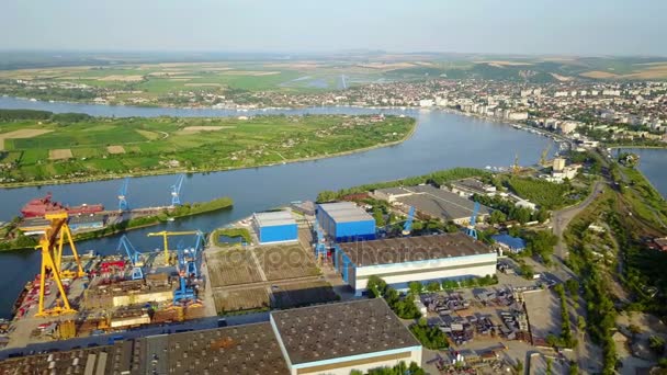 Astillero en el río Danubio, vista aérea — Vídeos de Stock