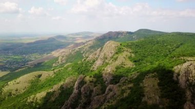 Vahşi ağaçlık Balkan Dağları, havadan görünümü