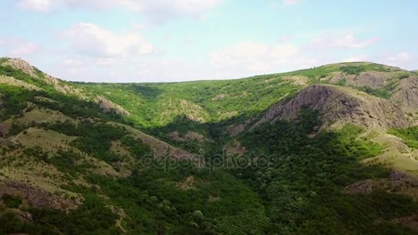 Vahşi ağaçlık Balkan Dağları, havadan görünümü — Stok video