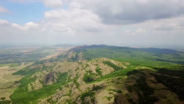 野生的巴尔干地区树木繁茂的山鸟瞰图 — 图库视频影像