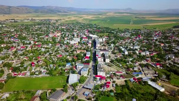 Vista aérea de una pequeña ciudad en los Balcanes — Vídeo de stock