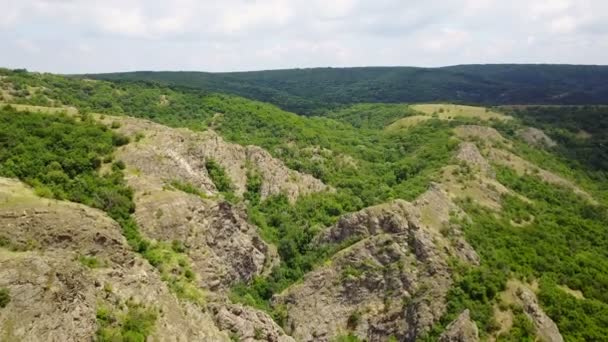 Дикие балканские леса с высоты птичьего полета — стоковое видео