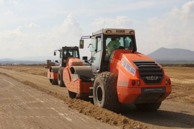 Ağır inşaat ekipmanları sıkıştırma toprak pist inşaat sitesinde