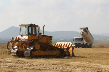 Podyumda çalışma ağır inşaat ekipmanları