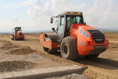 Ağır inşaat ekipmanları sıkıştırma toprak pist inşaat sitesinde