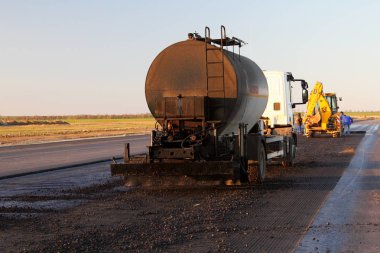 Tack kat bir yüzey kaplama için hazırlık uygulayarak petrol dağıtıcı kamyon