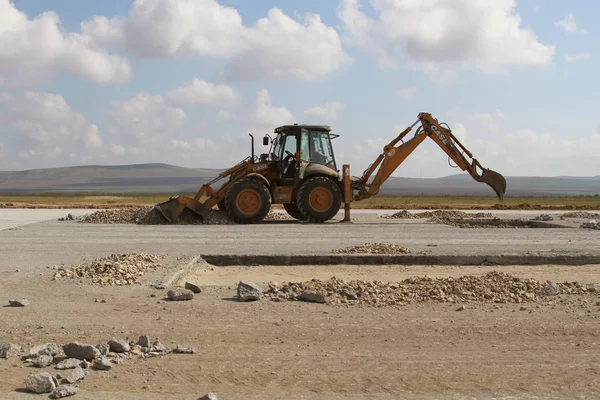 Equipos de construcción pesados trabajando en una pista — Foto de Stock