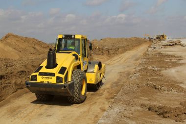 Ağır inşaat ekipmanları sıkıştırma toprak pist inşaat sitesinde
