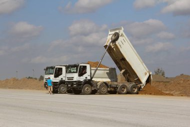 Damperli kamyon boşaltma toprak pist inşaat sitesinde