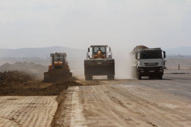 Pist inşaatta çalışan ağır inşaat ekipmanları