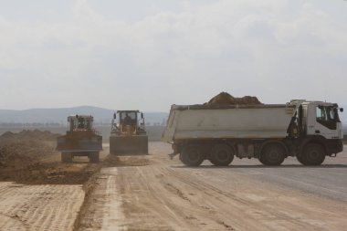 Pist inşaatta çalışan ağır inşaat ekipmanları