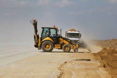 Pist inşaatta çalışan ağır inşaat ekipmanları