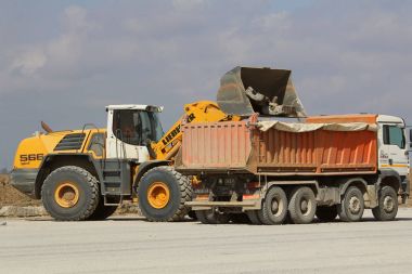 Pist inşaatta çalışan ağır inşaat ekipmanları