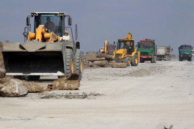Pist inşaatta çalışan ağır inşaat ekipmanları