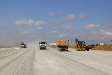 Pist inşaatta çalışan ağır inşaat ekipmanları