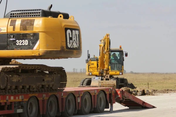 Pist inşaatta çalışan ağır inşaat ekipmanları