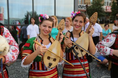 Bulgar grup kızı geleneksel kostümleri
