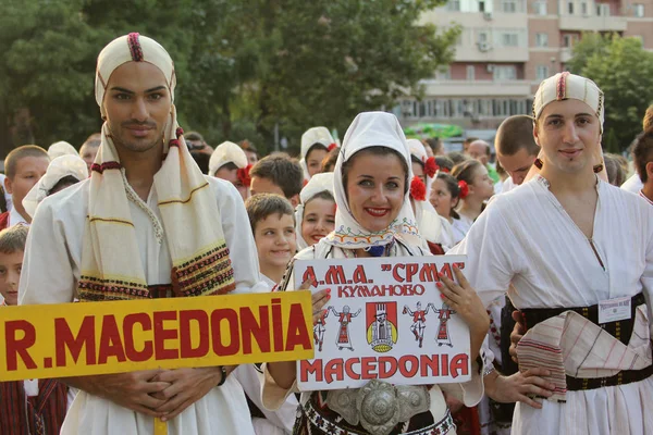 Macedón csoport, táncosok, hagyományos viseletek — Stock Fotó