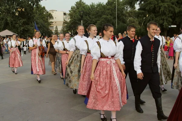 Lengyel csoport, táncosok, hagyományos viseletek — Stock Fotó