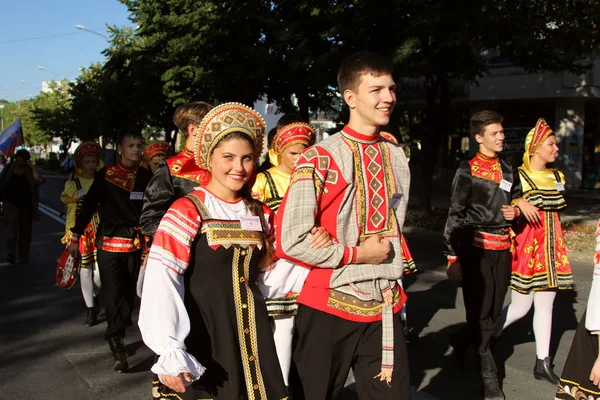 Российская группа танцоров в традиционных костюмах — стоковое фото