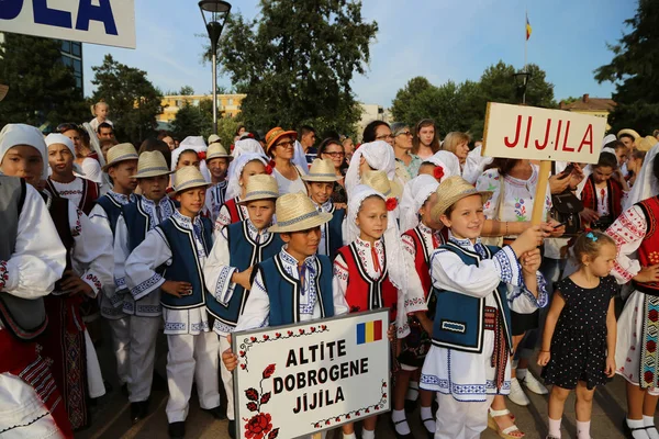 Roemeense groep dansers in klederdracht — Stockfoto