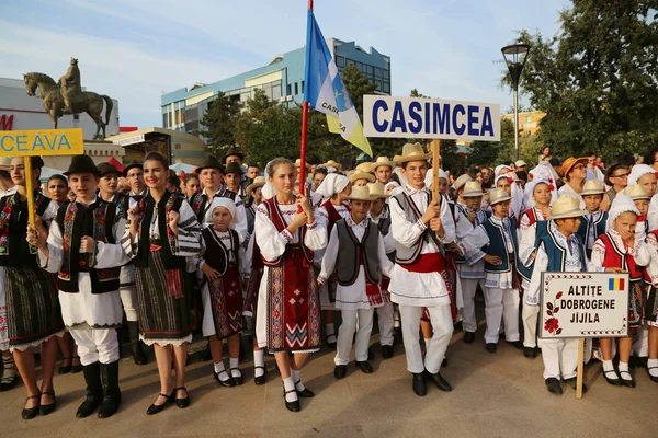 Grupo rumano de bailarines con trajes tradicionales — Foto de Stock