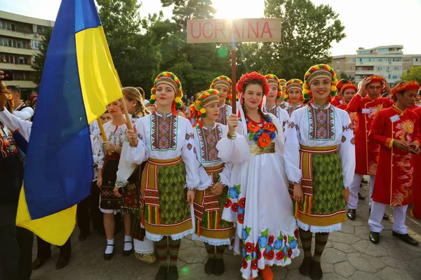 Groupe ukrainien de filles en costumes traditionnels — Photo