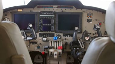 Tek Kişilik motorlu bir uçakta bir deneme uçuşu sırasında iç