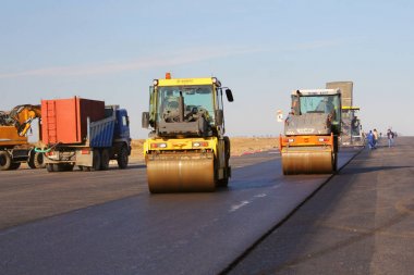 Taze asfalt kaplama tesviye yol silindirleri