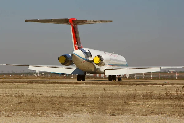 Aeronave Twin-turbofan aterrissando no aeroporto internacional Danúbio Delta — Fotografia de Stock