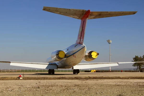 Twin-turbofan trafikflygplan landning på den internationella flygplatsen Donaudeltat — Stockfoto