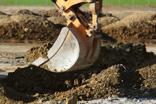 Excavadora de orugas trabajando en un sitio de construcción de carreteras — Foto de Stock