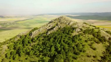 Hava kaya kaplı dağ üst üzerinde