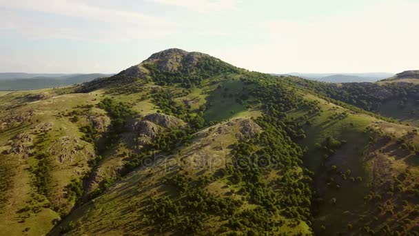 Aéreo sobre uma cobertura de vale de montanha com rochas — Vídeo de Stock