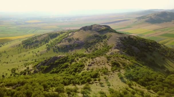 Aéreo sobre uma cobertura de vale de montanha com rochas — Vídeo de Stock