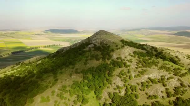 Aérien au-dessus d'une montagne rocheuse couverte — Video