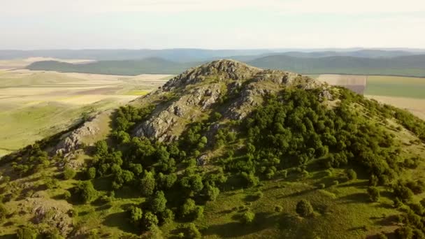 Aéreo sobre um topo de montanha coberto de rocha — Vídeo de Stock