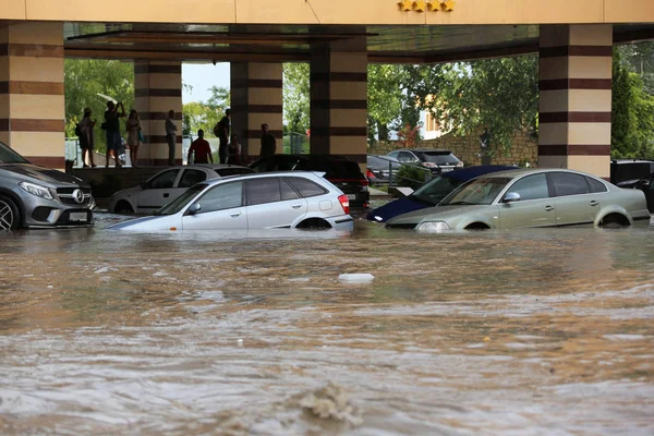 Ville européenne inondée par une forte pluie — Photo