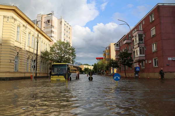 Şiddetli bir yağmur sırasında Avrupa şehri sular altında