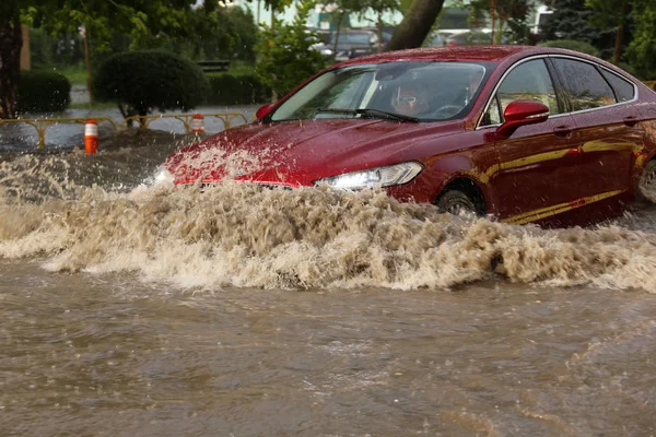 Cidade europeia inundado durante uma chuva pesada — Fotografia de Stock