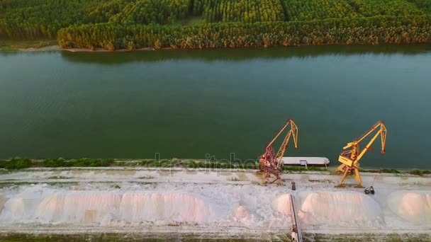 Industriële vrachthaven met kranen op de Donau, luchtfoto — Stockvideo