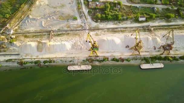 Průmyslová nákladní přístav s jeřáby na řece Dunaj, letecký pohled — Stock video