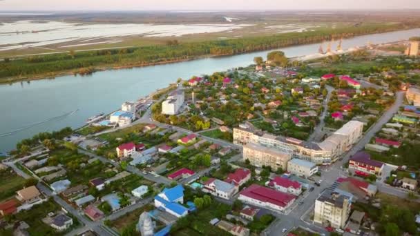 Vista aérea de una pequeña ciudad y el Danubio antes de entrar en el mar — Vídeo de stock