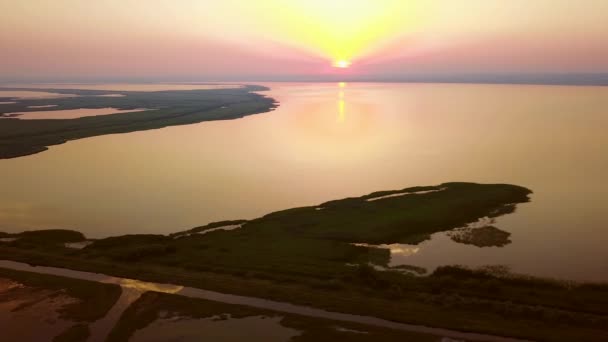 Razim-Sinoe lagunen vid solnedgången ligger i den södra delen av den Danube deltan — Stockvideo